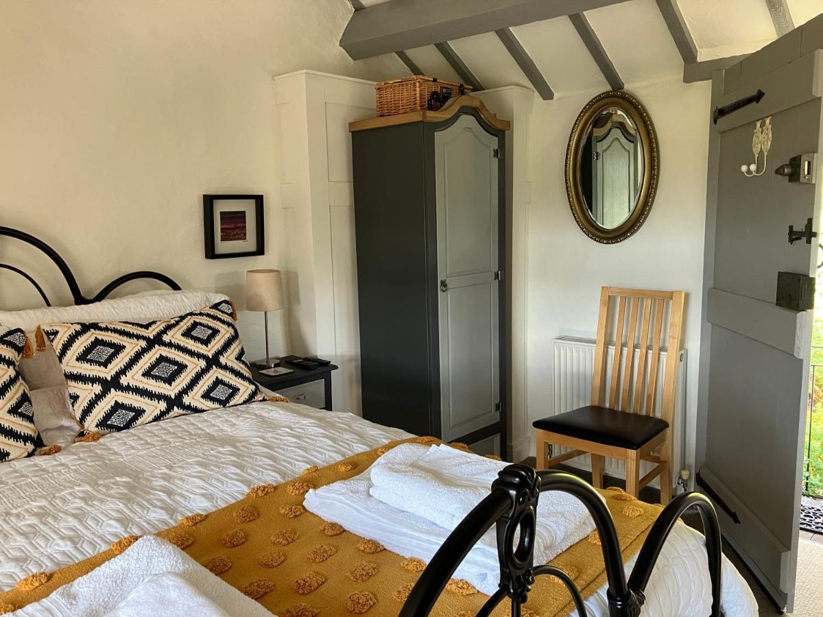 Bed and Breakfast Hares Hideaway At Coed Moelfa Корвэн Экстерьер фото