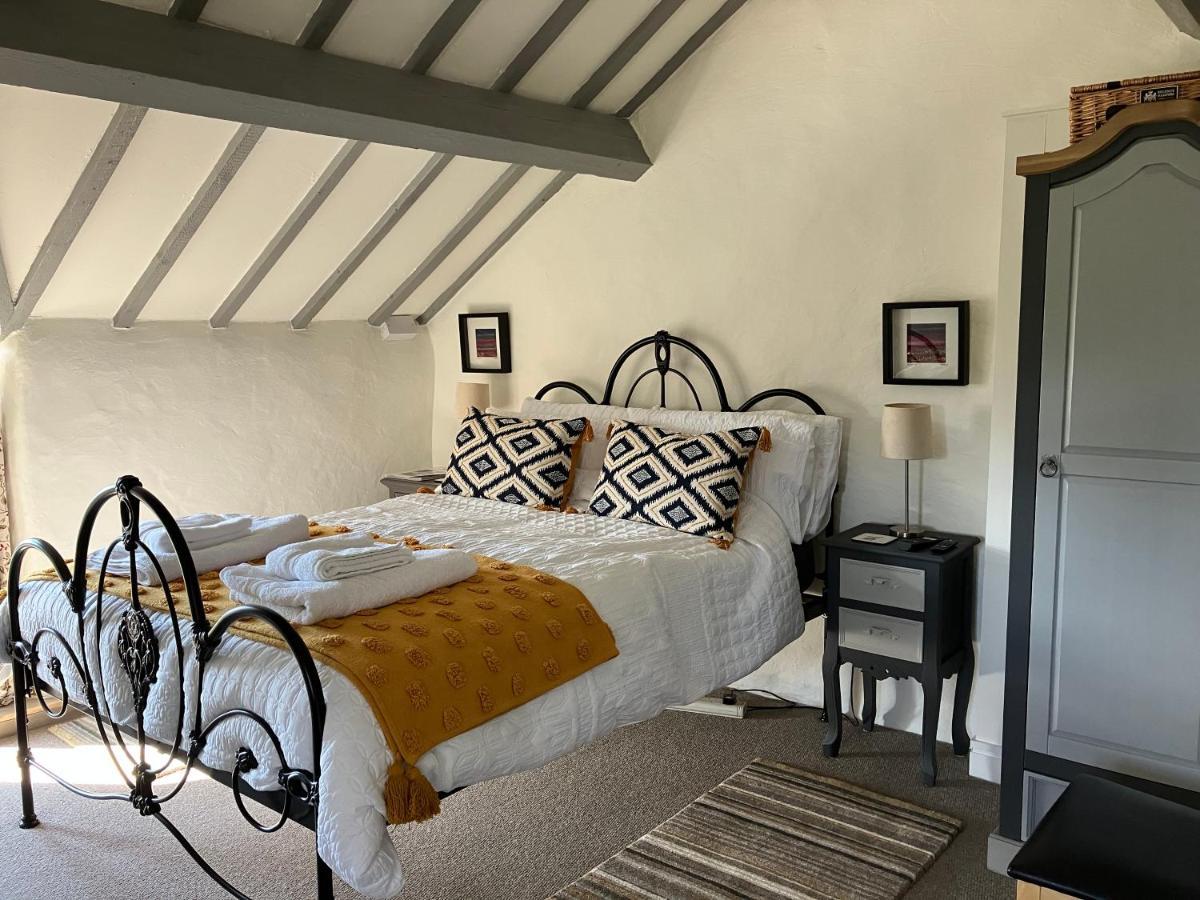Bed and Breakfast Hares Hideaway At Coed Moelfa Корвэн Экстерьер фото